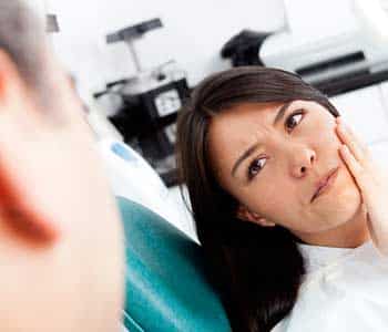Patient expalining her pain to Dentist